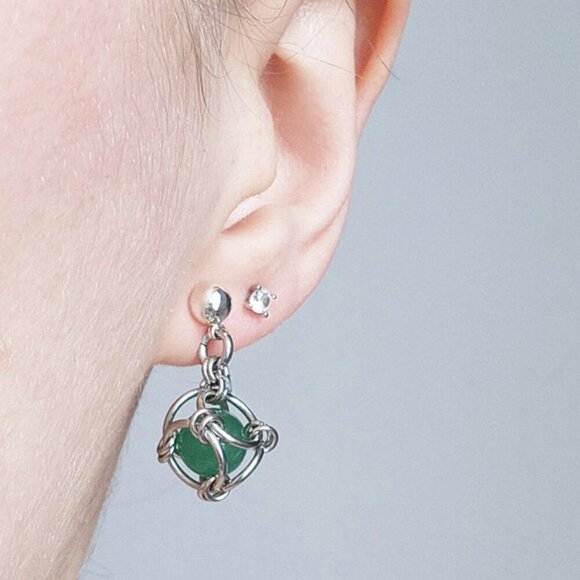 Vintage classic & elegant green aventurine caged pearl and silver earrings - Picture 7 of 7